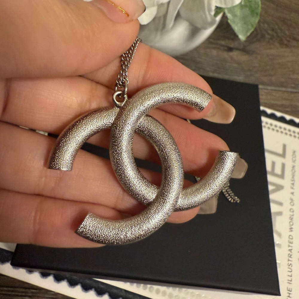 CHANEL Large Silver Crystal CC Logo Pendant Necklace - Picture 4 of 10